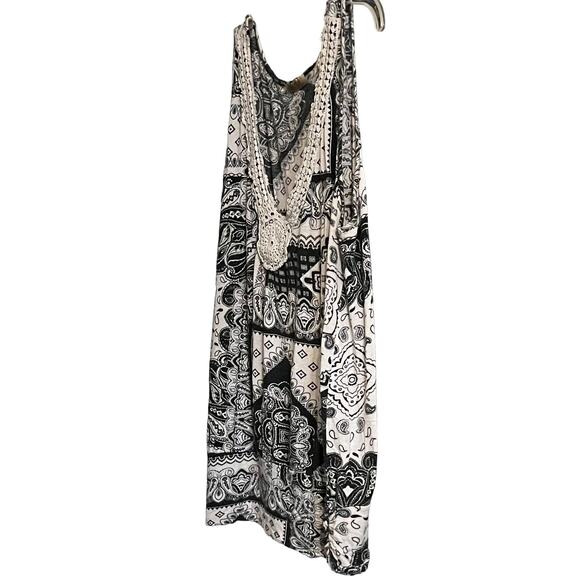 LAVISH SLEEVELESS PULL-OVER V-NECKLINE BLOUSE, WOMENS, 2XL, BLACK/WHITE ABSTRACT - Picture 3 of 7